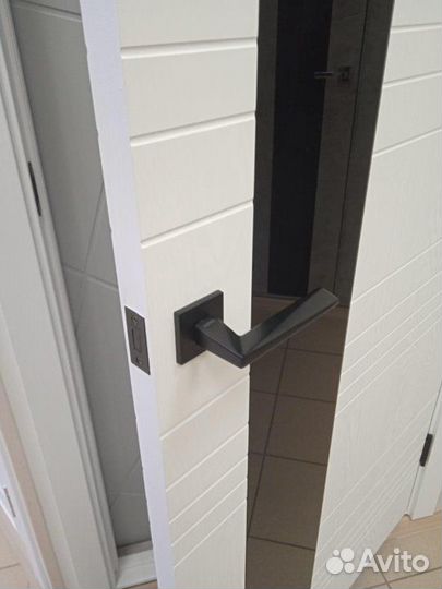 Межкомнатная дверь с декоративным остеклением