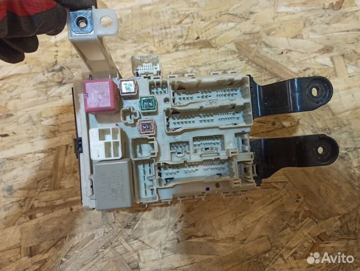 Блок предохранителей салона Toyota Corolla E150