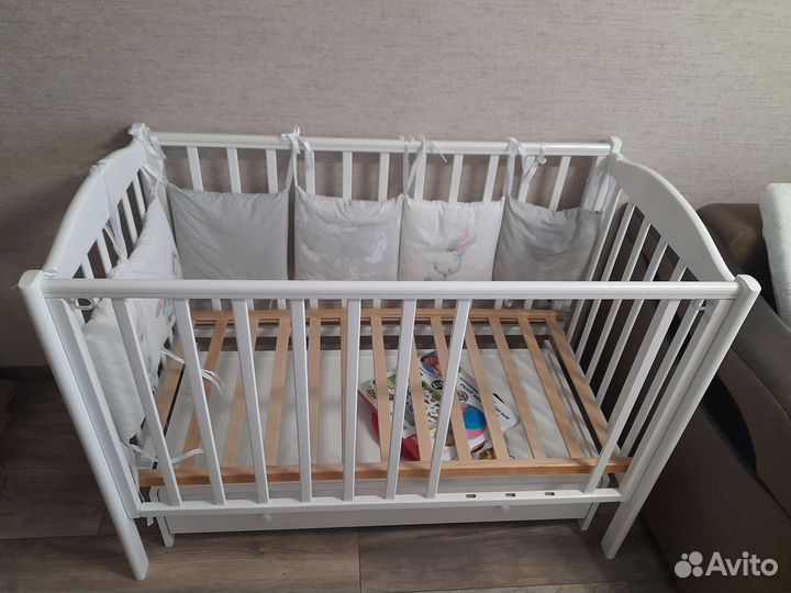 Детская кроватка с маятником и ящиком