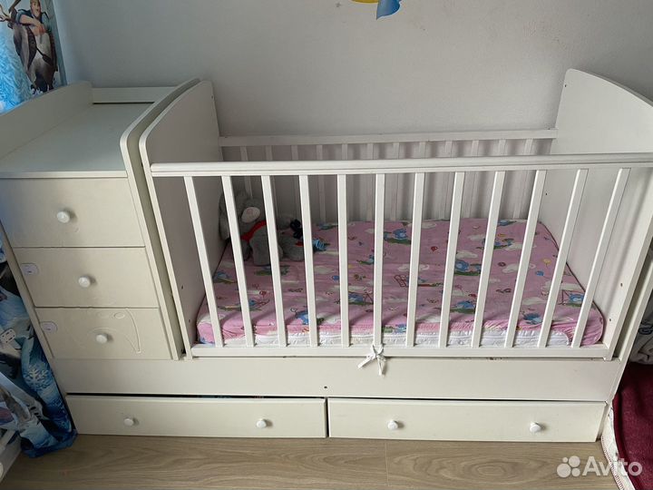 Детская кроватка с маятником