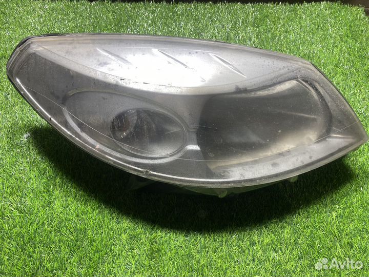 Фара правая Renault Sandero 1