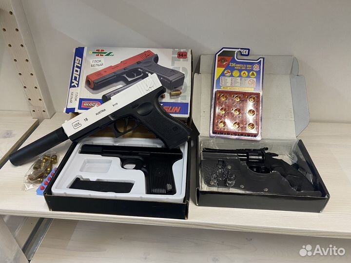 Маленькая коробка с сувенирами