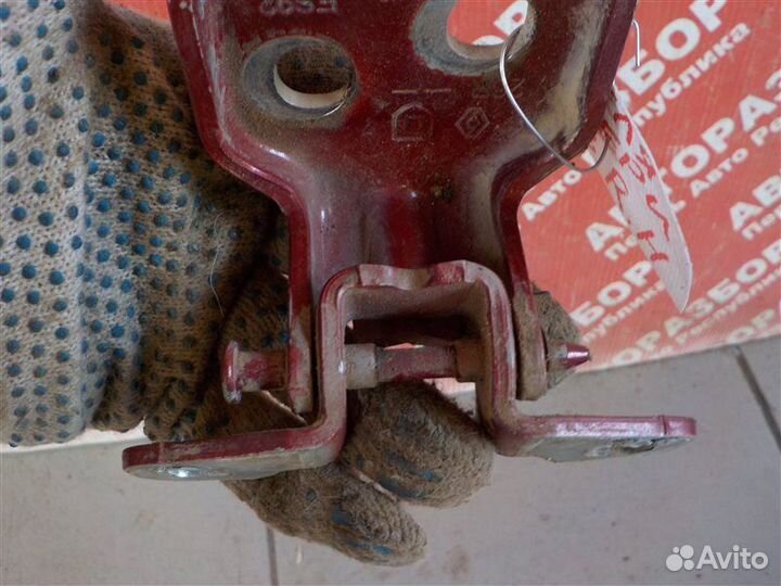 Петля двери нижняя задняя правая Renault Duster