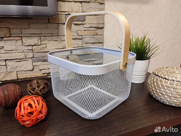 Корзина из металла с деревянной ручкой