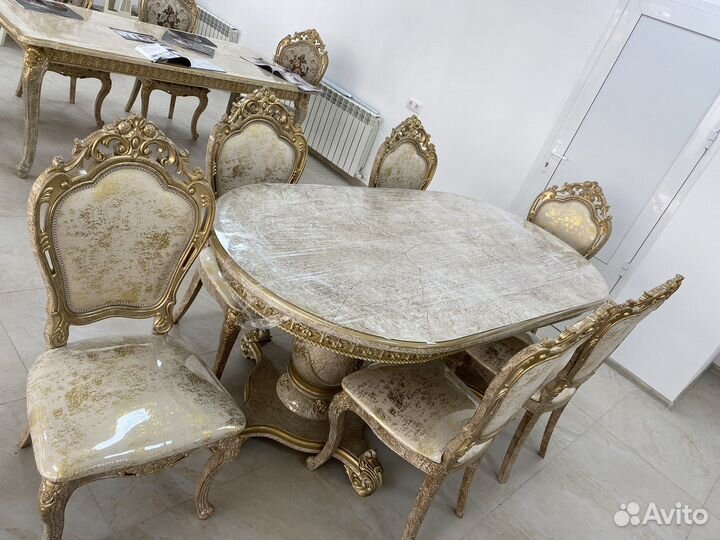 Стол и стулья