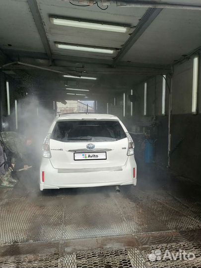 Toyota Prius Alpha, 2012