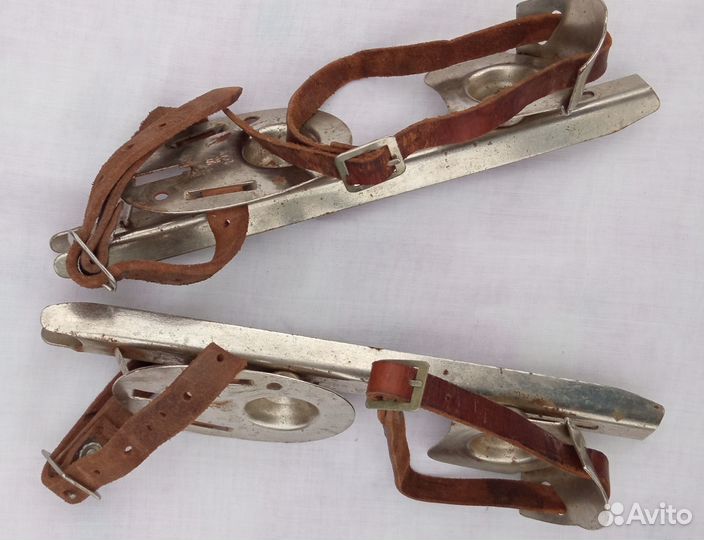 Винтажные детские коньки с кожаными ремешками