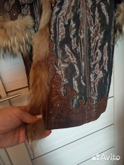 Пальто утеплённое с меховым воротником и манжетами