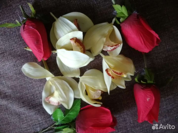 Искусственные цветы и проволока