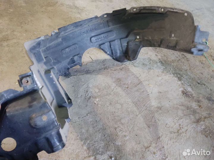 Подкрылок toyota funcargo левый