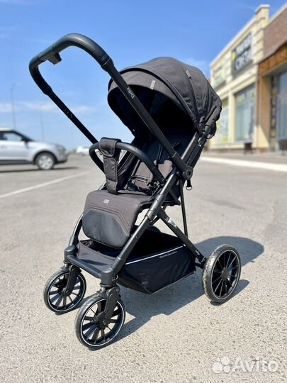 Коляска с перекидной ручкой черная