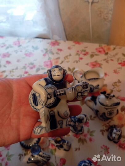 Фарфоровая статуэтка гжель обезьяна бард