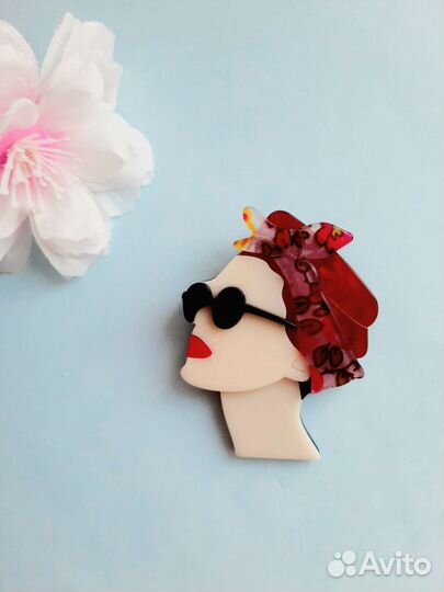 Брошь девушка акрил