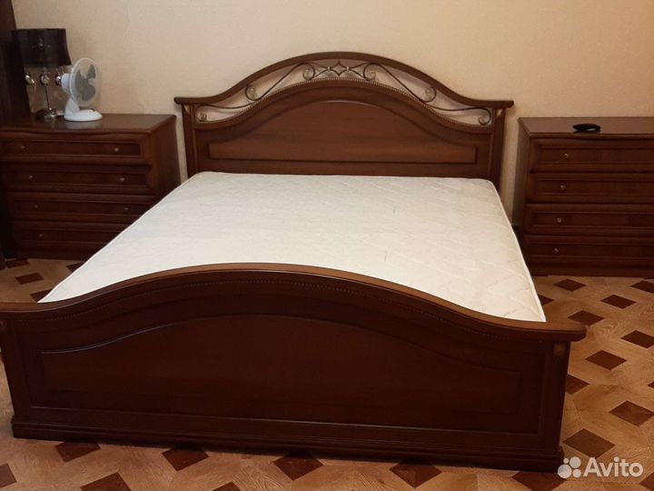 Спальный гарнитур,кровать 180х200 массив бу