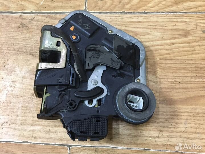 Замок задней левой двери Королла120 Авенсис25