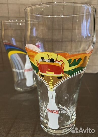 Стакан Кока Кола и два бокала для пива,воды