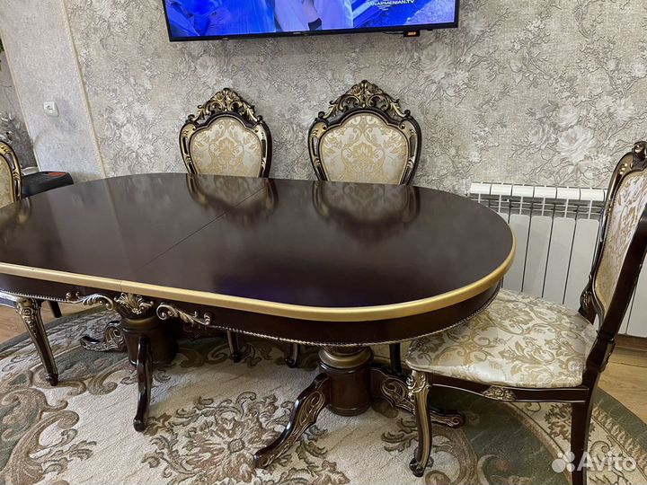 Стол со стульями