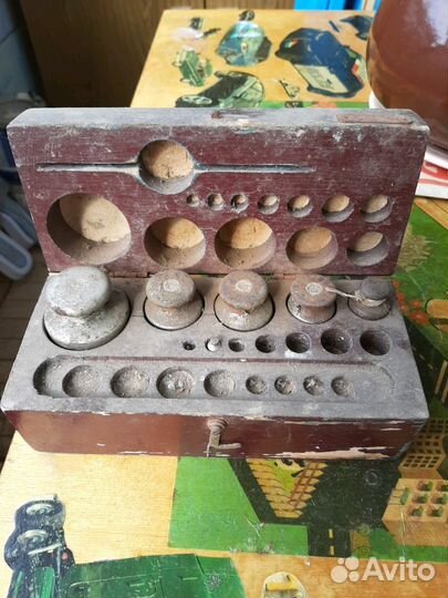 Старинные гири в футляре медицинские