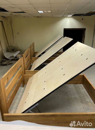 Кровать из дерева