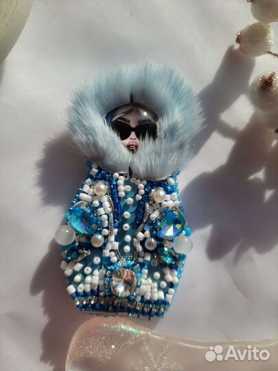 Брошь ручной работы из бисера Снегурочка