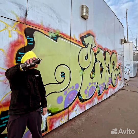 Роспись стен граффити, персонажами, надписями