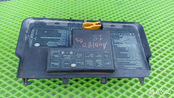 Крышка блока предохранителей Audi 80 b3