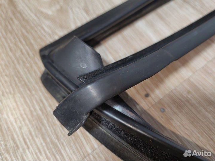 Уплотнительная резинка боковой двери задняя левая