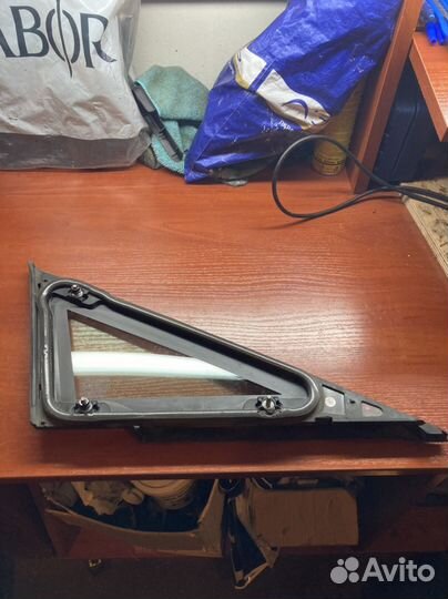 Форточка левая передняя сеат леон 2