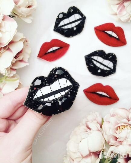 Брошь «губы»