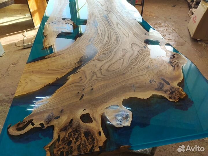 Стол река из слэбов карагача и эпоксидной смолы