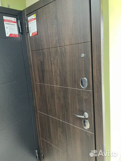 Дверь входная с зеркалом новая
