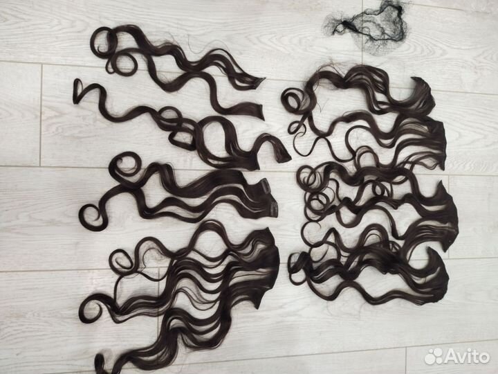 Волосы на заколках черные