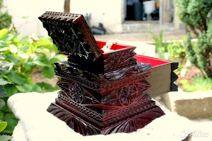 Деревянная резная шкатулка ручной работы