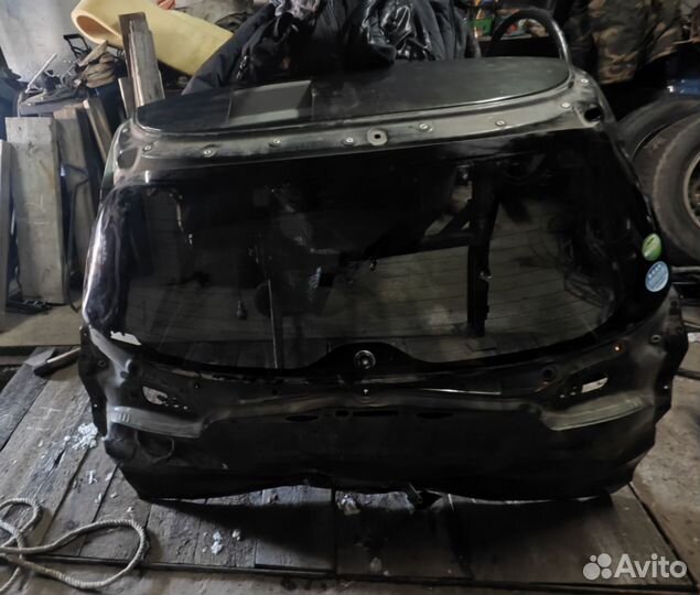 Заднее стекло Honda Vezel