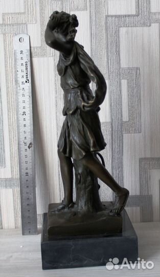 Статуэтка Диана Бургундская с собакой