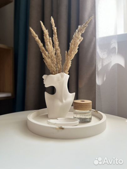 Свеча в деревянном подсвечнике