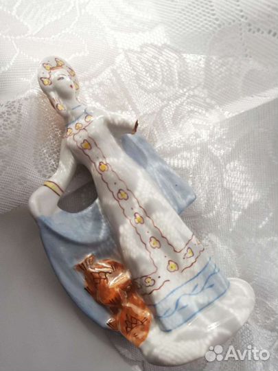 Фарфоровая статуэтка