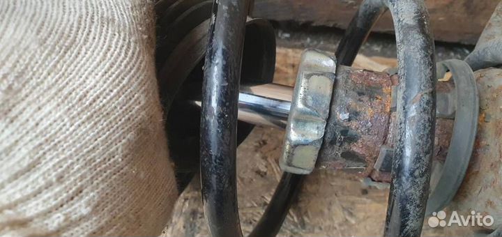 Амортизатор передний Volkswagen Golf V 2003-2009