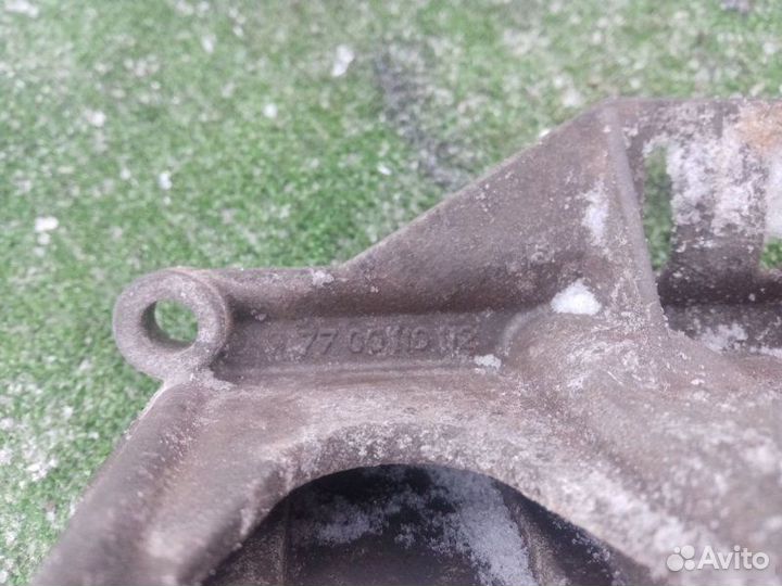 Кронштейн впускного коллектора Renault Laguna 1999