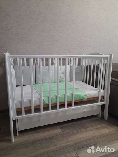 Детская кроватка с маятником и ящиком