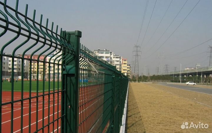 Забор из 3D сетки с металлическими столбами качест