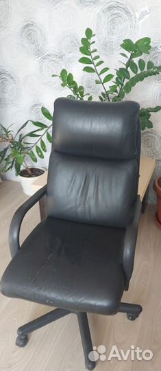 Офисное кожаное кресло бу