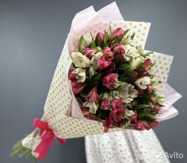 Букет с альстромерией