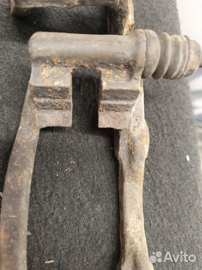 Скоба суппорта переднего Volkswagen Passat в3