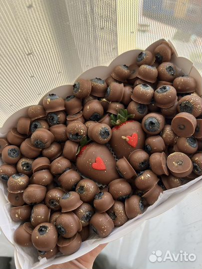 Клубника в шоколаде - лучшая, голубика в шоколаде