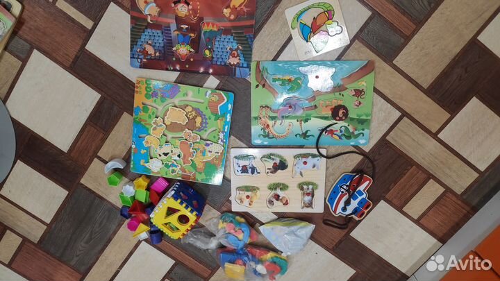 Пазлы, игрушки и книжки