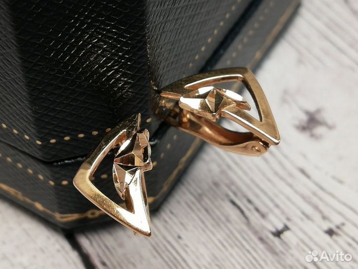 Золотые серьги 585 пробы массой 1,88 грамм