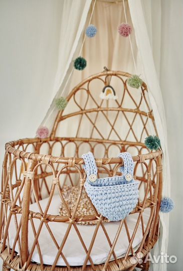 Корзина вязанная подвесная в кроватку (голубая)