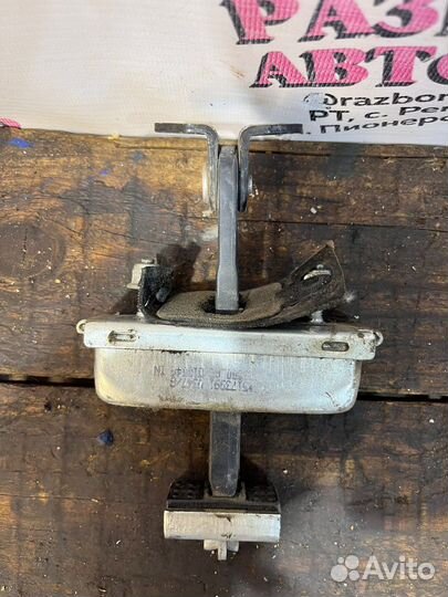 Ограничитель двери правый Ford Transit 2010