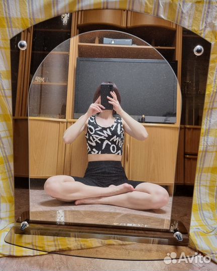 Зеркало с полочкой